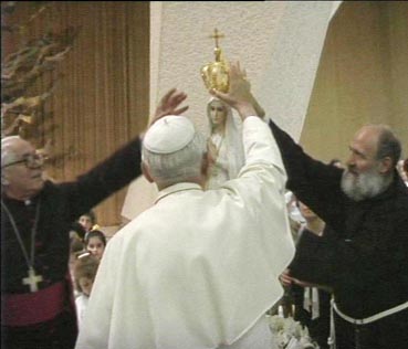 Sua Santit Giovanni Paolo II  e Mons. Paolo Hnilica incoronano la staua della Vergine di Fatima dell'Armata Bianca. Sala Nervi, 27 maggio 1989, udienza speciale a 10.000 bambini dell'Armata Bianca.